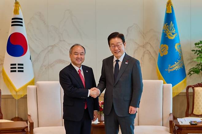 손정의 소프트뱅크 그룹 회장이 12월 5일 서울 용산 대통령실에서 이재명 대통령을 접견하고 있다. 사진=대통령실