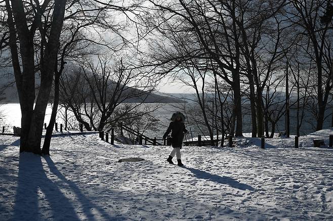 한 관광객이 10일 일본 홋카이도 시코츠 도야 국립공원의 시코츠 호수 주변에서 산책을 하고 있다. AFP연합뉴스