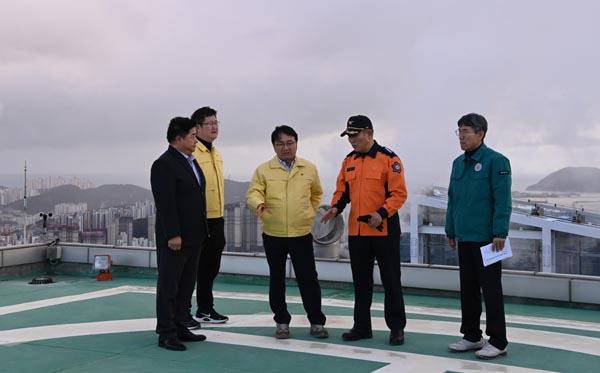지난 12일 부산 남구 문현동 부산국제금융센터(BIFC)에서 김광용 행정안전부 재난안전관리본부장이 건물 옥상 등 주요 소방 피난시설 관리 실태를 점검하고 있다. 행정안전부 제공