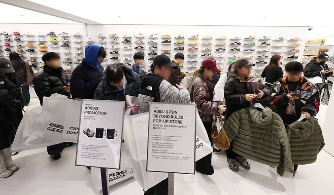 Shoppers line up to purchase merchandise at the “Musinsa Megastore Yongsan” at I’Park Mall in Yongsan District, central Seoul on Dec. 11. [YONHAP]