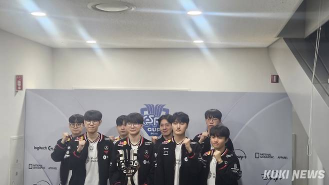(왼쪽부터 시계방향으로) 조세형 코치, 임재현 코치, 김정균 감독, &nbsp;‘도란’ 최현준, ‘케리아’ 류민석, ‘페이즈’ 김수환, ‘페이커’ 이상혁, ‘오너’ 문현준이 14일 서울 마포구 상암 SOOP 콜로세움에서 열린 2025 LoL KeSPA컵 결승에서 한화생명을 3-2로 이긴 후 기자회견에 참석하고 있다. 송한석 기자