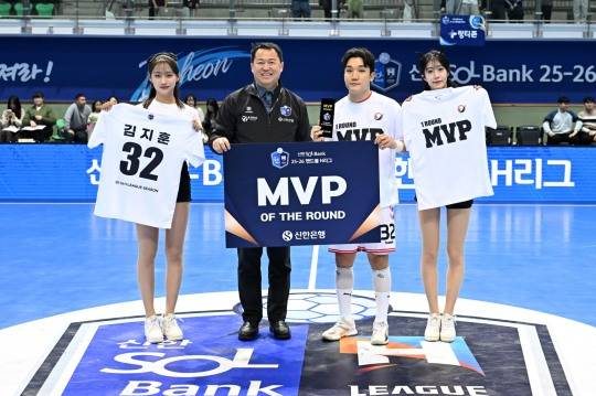 1라운드 MVP 김지훈(왼쪽에서 세 번째). 사진[연합뉴스]