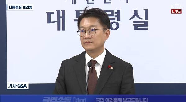 ▲장윤선 취재편의점 기자가 14일 대통령실 브리핑에서 김남준 대변인에게 이재명 대통령의 환빠논쟁 질문이 동북아역사문화재단 업무에서 벗어났다고 질의하고 있다. 사진=KTV 영상 갈무리