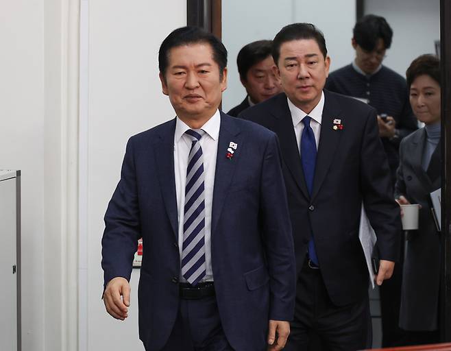 정청래 더불어민주당 대표와 김병기 원내대표를 비롯한 당 지도부들이 12일 서울 여의도 국회에서 열린 최고위원회의에 입장하고 있다. [연합뉴스]