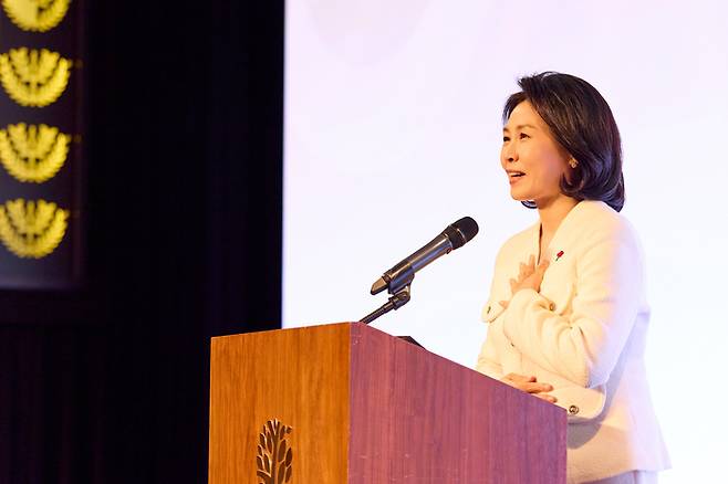 김혜경 여사가 12일 서울 중구 남산 반얀트리 클럽 앤 스파에서 열린 불교지도자 초청 국민화합기원 송년만찬에서 인사말을 하고 있다. [대통령실 제공]