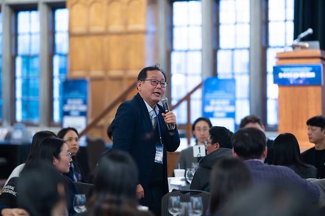 8일(현지시간) 이영국 한국화학연구원장이 미국 인디애나주 웨스트 라피옛에 위치한 퍼듀대에서 열린 ‘한·미 연구 교류협력간담회’에서 현지 연구자들을 대상으로 이야기를 나누고 있다.[사진=창의재단]