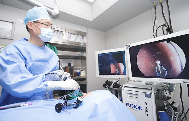 이상덕 하나이비인후과병원장이 부비동 환자를 수술하고 있다. 최근 임플란트 시술이 급증하면서 치아 관리를 제대로 하지 않아 염증이 코 주변 부비동까지 번지는 환자들이 늘어나고 있다고 이 원장은 밝혔다. [하나이비인후과]