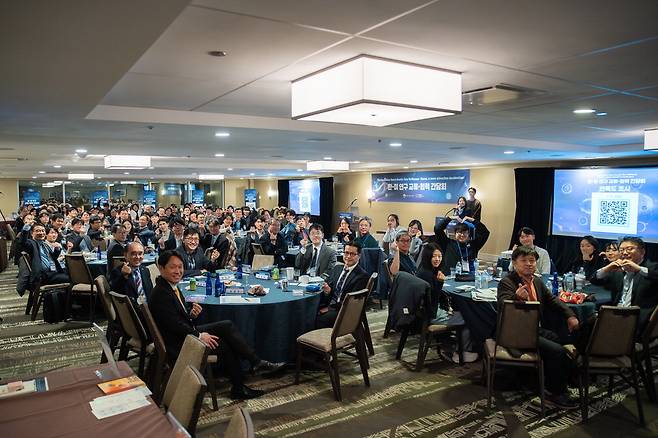 지난 5일(현지시간) 미국 일리노이주 시카고에서 열린 '제5차 한미 연구 교류·협력 간담회'에서 한 테이블에 앉은 선후배 연구자들이 기념촬영을 하고 있다. 창의재단