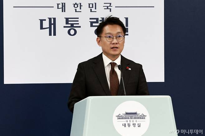 [서울=뉴시스] 고범준 기자 = 김남준 대변인이 14일 서울 용산 대통령실 청사에서 1~2일차 업무보고 관련 브리핑을 하고 있다. 2025.12.14. bjko@newsis.com /사진=고범준