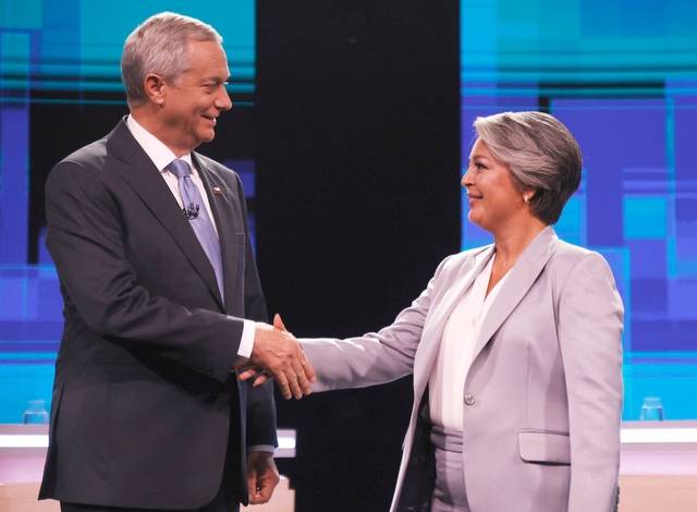 칠레 대선 결선투표에서 맞붙게 될 히아네트 하라(오른쪽) 칠레공산당 후보와 호세 안토니오 카스트 공화당 후보. AFP 연합뉴스