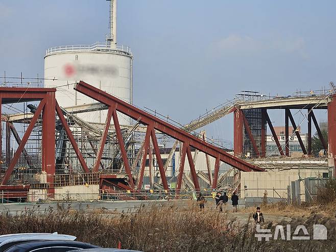 [광주=뉴시스] 이영주 기자 = 11일 오후 광주 서구 치평동 광주대표도서관 건설 현장에서 콘크리트 타설 작업 중 구조물 붕괴 사고가 나 소방 당국이 잔해물에 매몰된 것으로 추정되는 작업자 4명을 구조 중이다. 2025.12.11. leeyj2578@newsis.com