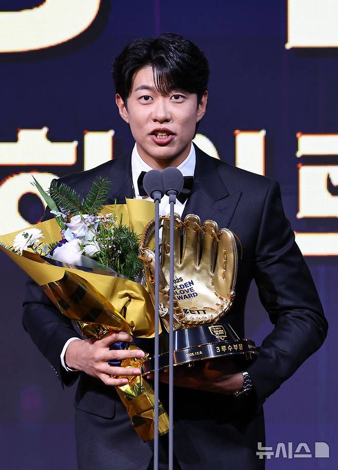 [서울=뉴시스] 최진석 기자 = 키움 히어로즈 송성문이 9일 서울 송파구 롯데호텔 월드에서 열린 '2025 KBO 골든글러브 시상식'에서 3루수 골든글러브를 수상 후 소감을 밝히고 있다. 2025.12.09. myjs@newsis.com