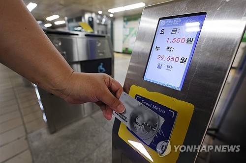 서울 지하철역 개찰구에서 교통카드를 찍는 시민 ※ 해당 기사와 직접 관련 없음. [연합뉴스 자료사진]