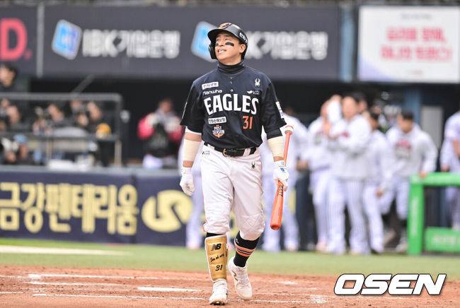 [OSEN=잠실, 박준형 기자] 26일 오후 서울 잠실야구장에서 2025 신한 SOL Bank KBO리그 포스트시즌 한국시리즈 1차전 LG 트윈스와 한화 이글스의 경기가 열렸다.LG는 앤더스 톨허스트, 한화는 문동주를 선발 투수로 내세웠다.5회초 2사 3루 한화 손아섭이 헛스윙 삼진아웃된뒤 아쉬워하고 있다.   2025.10.26 / soul1014@osen.co.kr