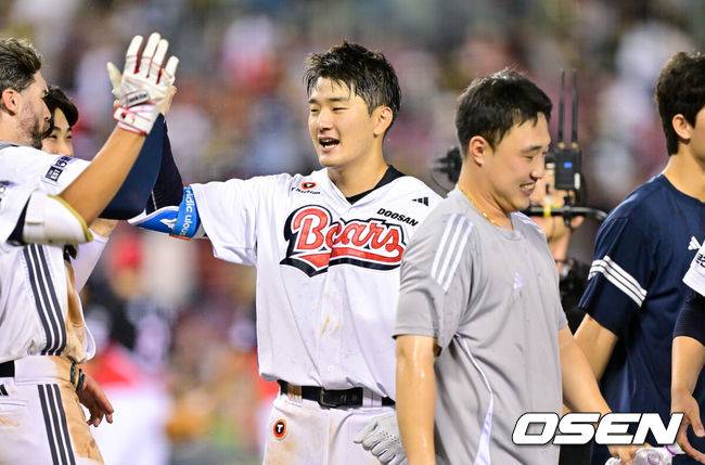 [OSEN=잠실, 박준형 기자] 15일 오후 서울 잠실구장에서 ‘2025 신한 SOL BANK KBO리그’ 두산 베어스와 KIA 타이거즈의 경기가 진행됐다.이날 두산은 잭로그를, KIA는 김도현을 선발투수로 내세웠다. 연장 11회말 두산 안재석이 끝내기 홈런을 날리고 동료들의 축하를 받고 있다   2025.08.15 / soul1014@osen.co.kr