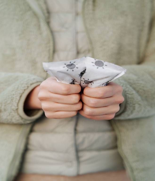 추운 날씨에 손이 시려워 핫팩을 꼭 쥐고 있는 모습. 게티이미지뱅크