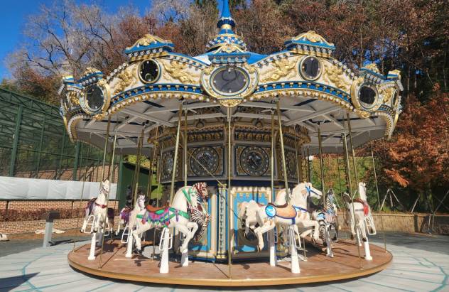 새로 도입한 회전목마 '에테르 스텔라 캐러셀'. 이월드 제공