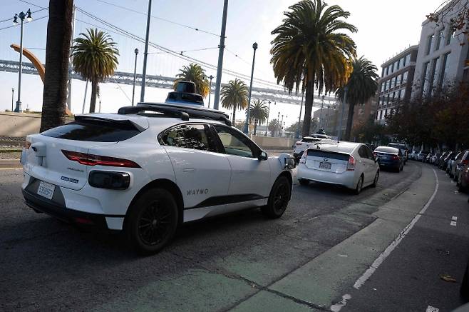 미국 샌프란시스코에서 운행 중인 무인 자율주행 택시 ‘웨이모’. AFP 연합뉴스