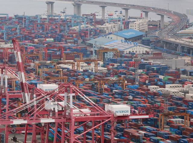 현대경제연구원은 세계 경제가 저성장 장기화와 자산 버블 붕괴 등 '체계적 위험'에 대비해야 한다고 제언했다. 사진은 부산항 신감만 부두 ⓒ연합뉴스