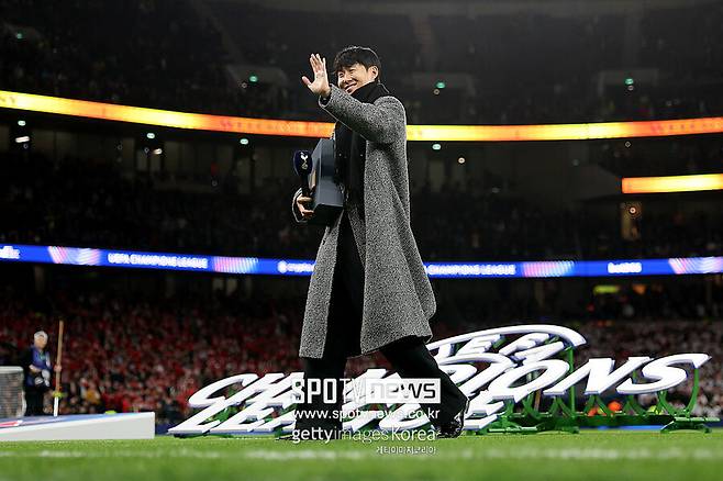 ▲ 경기장을 찾은 4만 명 이상의 토트넘 팬들은 손흥민과 아름다운 시간을 보냈다. 검은 목도리에 회색 롱코트를 걸친 차림으로 경기장 터널에서 모습을 드러낸 순간 관중석은 아주 뜨거워졌다. 10년 동안 토트넘을 대표해온 얼굴이 다시 홈 그라운드에 선 장면은 감정적으로 큰 울림을 줬다.