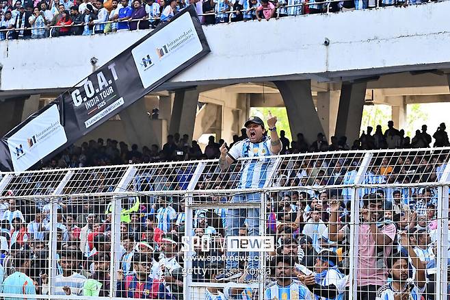 ▲ 당초 계획보다 훨씬 일찍 스타디움을 떠난 메시 때문에 화가 폭발한 인도 축구팬들은 바리케이드를 부수고 경기장 안으로 난입해 임시 구조물들을 파손했다.&nbsp;첫날은 실패에 가까웠지만, 2일 차는 교훈 위에서 재정비된 일정이었다. 메시의 인도 투어는 난동과 논란을 지나 최소한 예정된 궤도 위로는 다시 올라섰다.