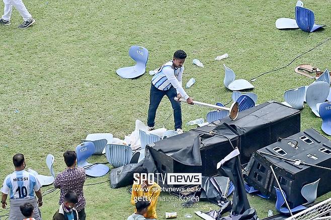 ▲ 당초 계획보다 훨씬 일찍 스타디움을 떠난 메시 때문에 화가 폭발한 인도 축구팬들은 바리케이드를 부수고 경기장 안으로 난입해 임시 구조물들을 파손했다.&nbsp;첫날은 실패에 가까웠지만, 2일 차는 교훈 위에서 재정비된 일정이었다. 메시의 인도 투어는 난동과 논란을 지나 최소한 예정된 궤도 위로는 다시 올라섰다.