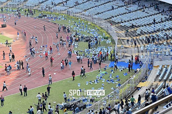 ▲ 당초 계획보다 훨씬 일찍 스타디움을 떠난 메시 때문에 화가 폭발한 인도 축구팬들은 바리케이드를 부수고 경기장 안으로 난입해 임시 구조물들을 파손했다.&nbsp;첫날은 실패에 가까웠지만, 2일 차는 교훈 위에서 재정비된 일정이었다. 메시의 인도 투어는 난동과 논란을 지나 최소한 예정된 궤도 위로는 다시 올라섰다.