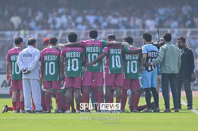 ▲ 당초 계획보다 훨씬 일찍 스타디움을 떠난 메시 때문에 화가 폭발한 인도 축구팬들은 바리케이드를 부수고 경기장 안으로 난입해 임시 구조물들을 파손했다.&nbsp;첫날은 실패에 가까웠지만, 2일 차는 교훈 위에서 재정비된 일정이었다. 메시의 인도 투어는 난동과 논란을 지나 최소한 예정된 궤도 위로는 다시 올라섰다.