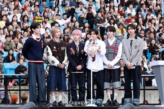 그룹 킥플립이 6일 대만 가오슝 내셔널 스타디움에서 진행된 스타뉴스 주최 '10주년 아시아 아티스트 어워즈 2025(10th Anniversary Asia Artist Awards 2025, '10주년 AAA 2025')에서  AAA Best New Artist상을 받고 수상소감을 말하고 있다. /2025.12.06 /사진=임성균 tjdrbs23@