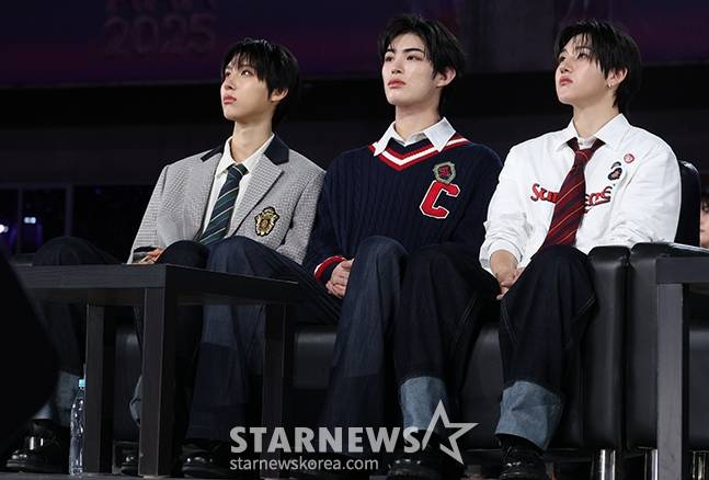 그룹 킥플립 멤버들이 6일 가오슝 내셔널 스타디움에서 진행된 스타뉴스 주최 '10주년 아시아 아티스트 어워즈 2025(10th Anniversary Asia Artist Awards 2025, '10주년 AAA 2025')에서 무대를 바라보고 있다. /사진=김진경 kim.jinkyung@