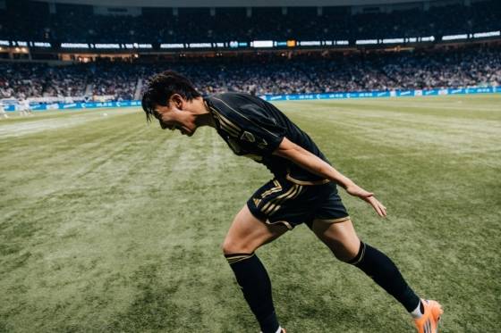 손흥민이지난 11월 캐나다 밴쿠버 BC 플레이스에서 열린 미국 메이저리그 사커(MLS)컵 플레이오프(PO) 콘퍼런스 준결승(8강)에서 프리킥 동점골을 넣고 세리머니하고 있다. /사진=로스앤젤레스FC 공식 사회관계망서비스(SNS)