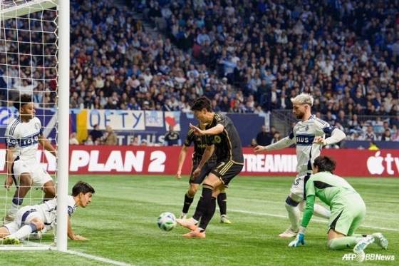 손흥민(가운데)이 지난 11월 캐나다 밴쿠버 BC 플레이스에서 열린 미국 메이저리그 사커(MLS)컵 플레이오프(PO) 콘퍼런스 준결승(8강) 경기에서 만회골을 기록하고 있다. /AFPBBNews=뉴스1