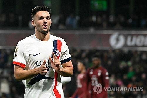 리그 꼴찌를 상대로 선발 출전한 이강인이 택배 크로스로 시즌 3호 도움을 기록하며 소속팀 파리 생제르맹(PSG)의 승리를 이끌었다.&nbsp;곤살루 하무스의 선제골, 캉탱 은장투의 추가골로 앞서간 PSG는 후반 42분 추격골을 내줬다. 후반 18분 데지레 두에의 쐐기골로 앞서갔으나 후반 막바지 재차 실점했다. 이겼지만 개운치 못한 승리였다. 연합뉴스