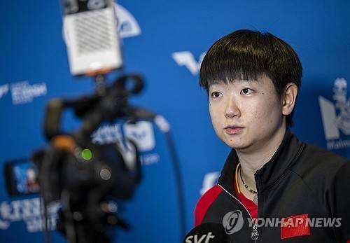 여자 탁구 세계 최강 중국의 쑨잉사가  왕추친과 호흡을 맞춰 지난 13일 홍콩의 홍콩 콜리세움에서 열린 WWT 홍콩 파이널스 2025 혼합복식 결승에 출전했다. 한국의 임종훈-신유빈 조에 게임 스코어 0-3(9-11 8-11 6-11)으로 무릎을 꿇으며 준우승에 머물렀다. 사진 연합뉴스