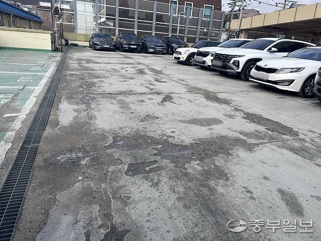 15일 인천 계양구 계산동에 소재한 경인교대역 환승주차장 3층 노면 곳곳이 파손돼 있다. 사진=노선우 기자