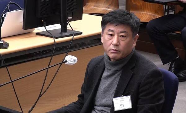 비상계엄을 모의했다는 의혹을 받는 노상원 전 국군정보사령관이 지난 8일 서울중앙지법에서 열린 윤석열 전 대통령의 내란 우두머리, 직권남용 권리행사방해 혐의 사건 속행 공판에서 증언을 거부하고 있다. 사진=서울중앙지방법원 제공.