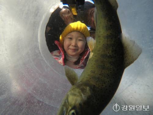 ◇얼음낚시를 즐기는 관광객.