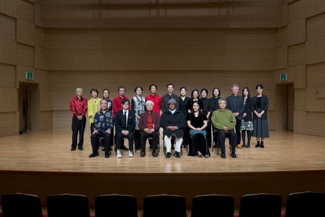 부산시립미술관은 14일 오후 5시 부산 부산진구 부산콘서트홀 챔버홀에서 '이우환 공간 10주년 기념 연주회: 보는 소리, 듣는 빛'을 개최했다. 사진은 연주회가 끝난 뒤 이우환(왼쪽에서 세 번째) 작가와 이하느리(오른쪽에서 세 번째) 작곡가를 비롯해 전 출연진, 부산시립미술관 관계자 등이 단체로 기념사진 찍고 있다. 부산시립미술관 제공