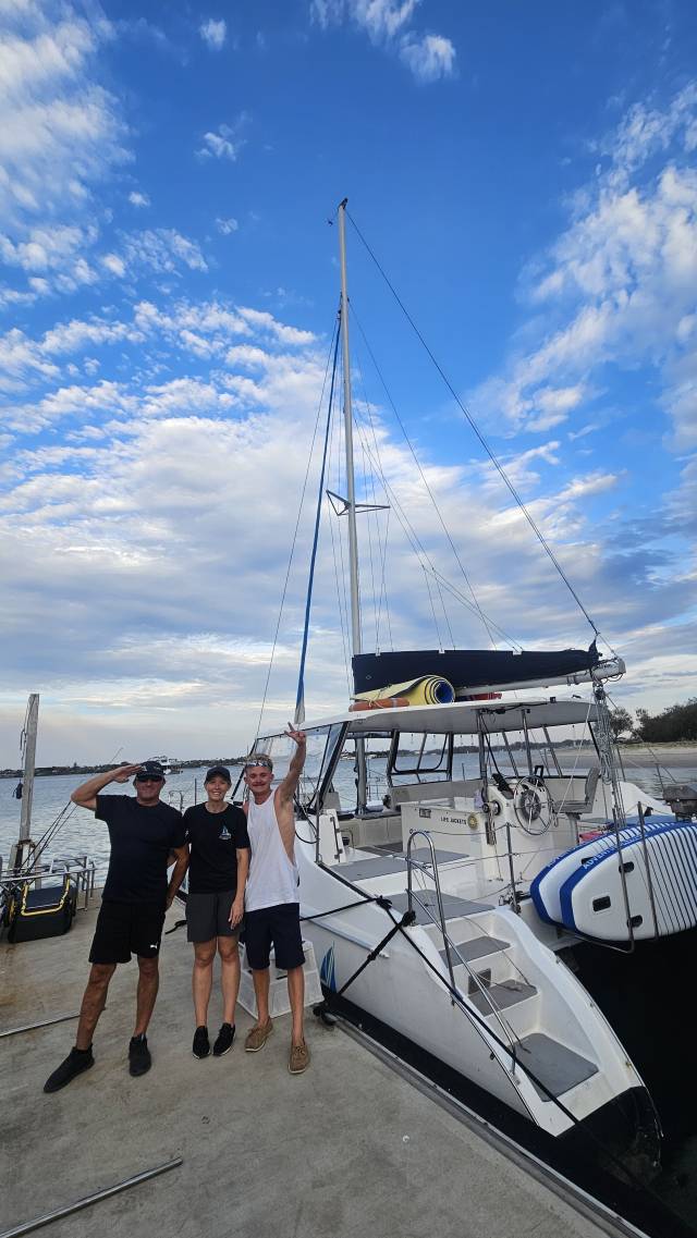 마리나 미라지에서 관광용 요트를 운항하는 선장 마크와 아내, 아들.