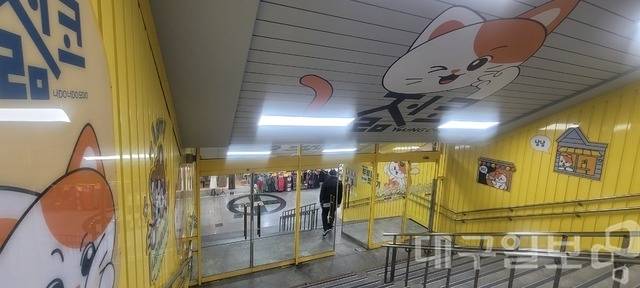 대구 달서구 '두류 젊코'(옛 두류 광장코아) 활성화를 위해 조성된 두류1번가 지하상가 디자인계단 모습. 권영진 기자