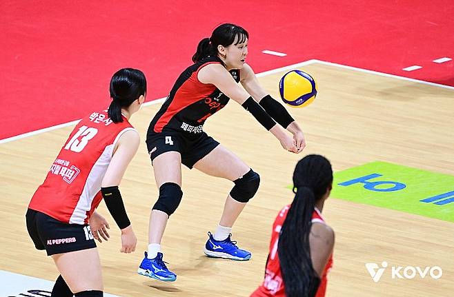 지난 12일 정관장과의 경기에서 한다혜가 리시브를 하고 있다. KOVO 제공