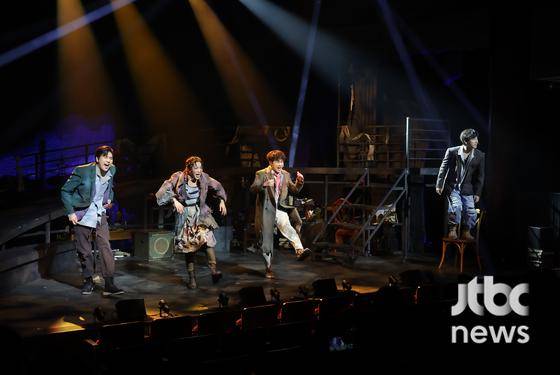 15일 오후 서울 예스24스테이지에서 뮤지컬 '시지프스' 프레스콜이 열렸다. 송유택, 리헤이, 정민, 이선우가 무대 위에 올라 작품의 주요 넘버를 선보였다. 박세완 엔터뉴스팀 기자 park.sewan@jtbc.co.kr