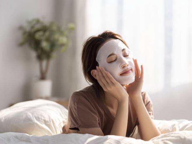 샤워 직후에 팩을 했다면 충분한 마무리 보습이 중요하다. 사진=클립아트코리아