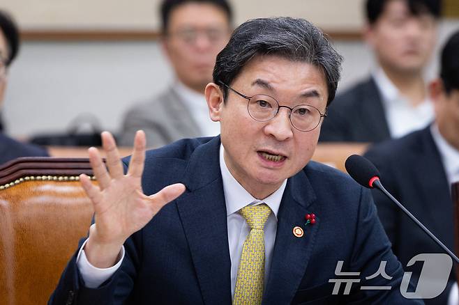 이억원 금융위원장이 26일 서울 여의도 국회에서 열린 제429회 국회(정기회) 법제사법위원회 제15차 전체회의에서 의원 질의에 답하고 있다. 2025.11.26/뉴스1 ⓒ News1 유승관 기자