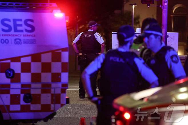 14일(현지시간) 호주 시드니 본다이 비치에서 총격 사건이 발생한 가운데, 무장 경찰들이 출동해 경계근무를 서고 있다. ⓒ AFP=뉴스1