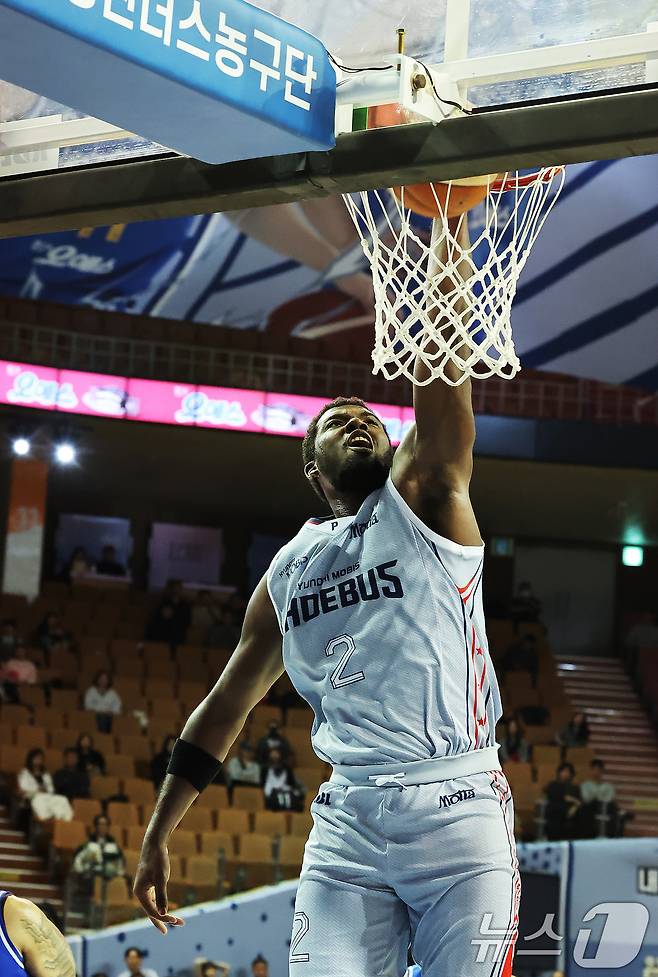 3일 오후 서울 송파구 잠실실내체육관에서 열린 2025-2026 LG전자 프로농구 정규리그 서울 삼성 썬더스와 울산 현대모비스 피버스의 경기에서 현대모비스 레이션 해먼즈가 덩크를 성공하고 있다. 2025.11.3/뉴스1 ⓒ News1 장수영 기자