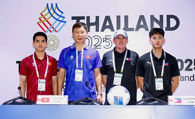 동남아시안게임 4강 기자회견에 참석한 김상식 베트남 축구대표팀 감독(왼쪽에서 두 번째/디제이매니지먼트 제공)