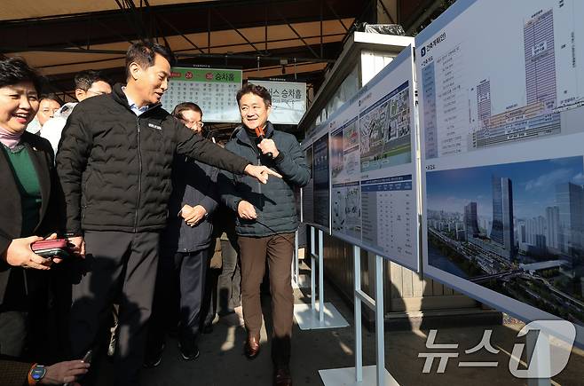 오세훈 서울시장이 15일 오전 현대화 사업을 추진 중인 서울 광진구 동서울터미널 방문해 사업 추진 계획을 보고받고 있다. 서울시는 2026년 착공을 목표로 노후한 동서울터미널을 여객·업무·판매·문화를 아우르는 지하 7층~지상 39층 규모의 초대형 복합교통허브로 조성할 계획이다. 2025.12.15/뉴스1 ⓒ News1 오대일 기자