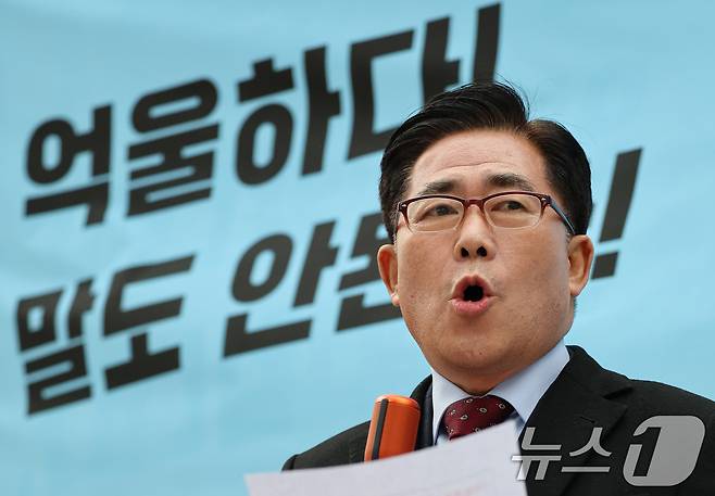 세계평화통일가정연합(통일교) 금품 수수 의혹을 받고 있는 김규환 전 미래통합당 의원이 15일 서울 서대문구 경찰청 국가수사본부 앞에서 열린 기자회견에서 결백을 주장하고 있다. 경찰청 특별전담수사팀은 이날 전재수 전 해양수산부 장관 사무실, 윤영호 전 통일교 세계본부장이 수용된 서울구치소 등을 압수수색하며 통일교 금품 수수 의혹과 관련한 첫 강제수사에 나섰다. 2025.12.15/뉴스1 ⓒ News1 오대일 기자