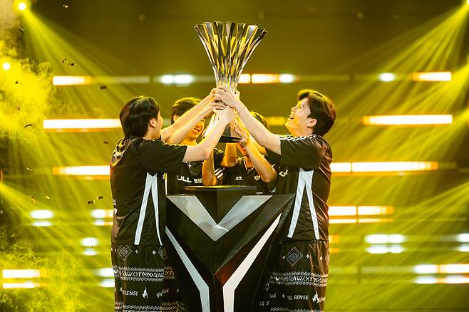 태국의 풀센스가 14일 태국 방콕 시암 파라곤에서 열린 PGC 2025 그랜드 파이널 우승 후 트로피 세리머니를 하고 있다. 사진 | 크래프톤